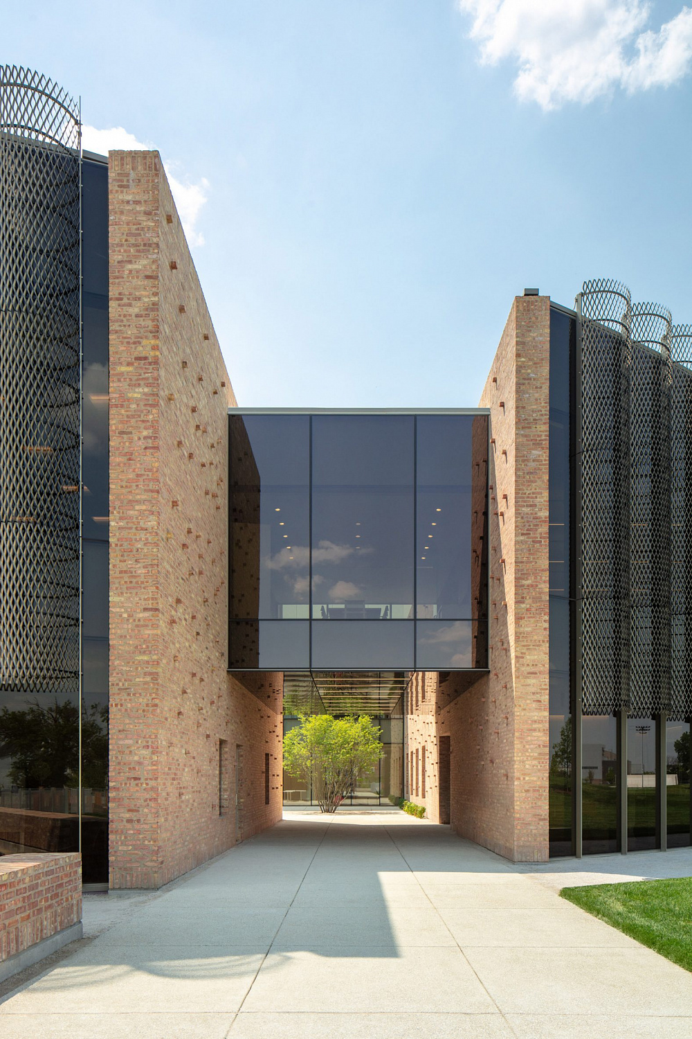 John Ronan Architects спроектировали круглое кирпичное здание для штаб-квартиры Chicago Park District