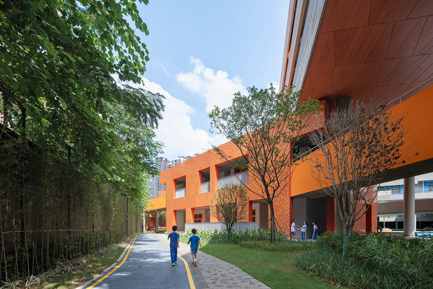 Студия Urbanus вдохновилась хаккаскими домами с крепостными стенами при проектировании красочной школы в Шэньчжэне