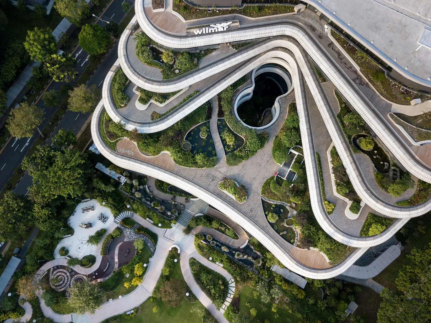 Компания Eric Parry Architects построила «каскад садовых террас» в  офисном здании в Сингапуре